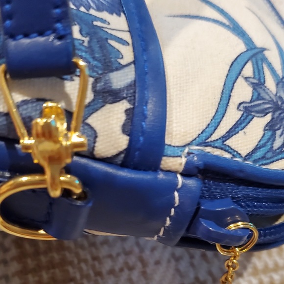 RARE Gucci blue & cream shoulder bag Gucci Italy & Crest on left - Picture 16 of 16